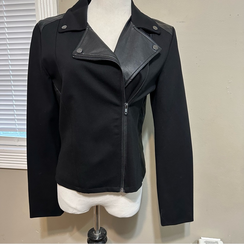 Brandon Thomas women’s size M black faux, leather trim, crop jacket front zip